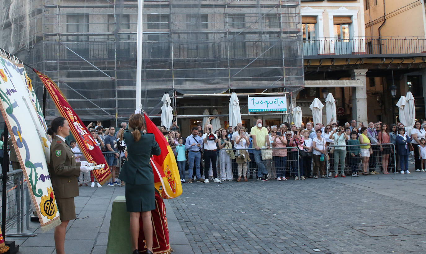 Arriado de la bandera nacional en la Plaza Mayor de Segovia.