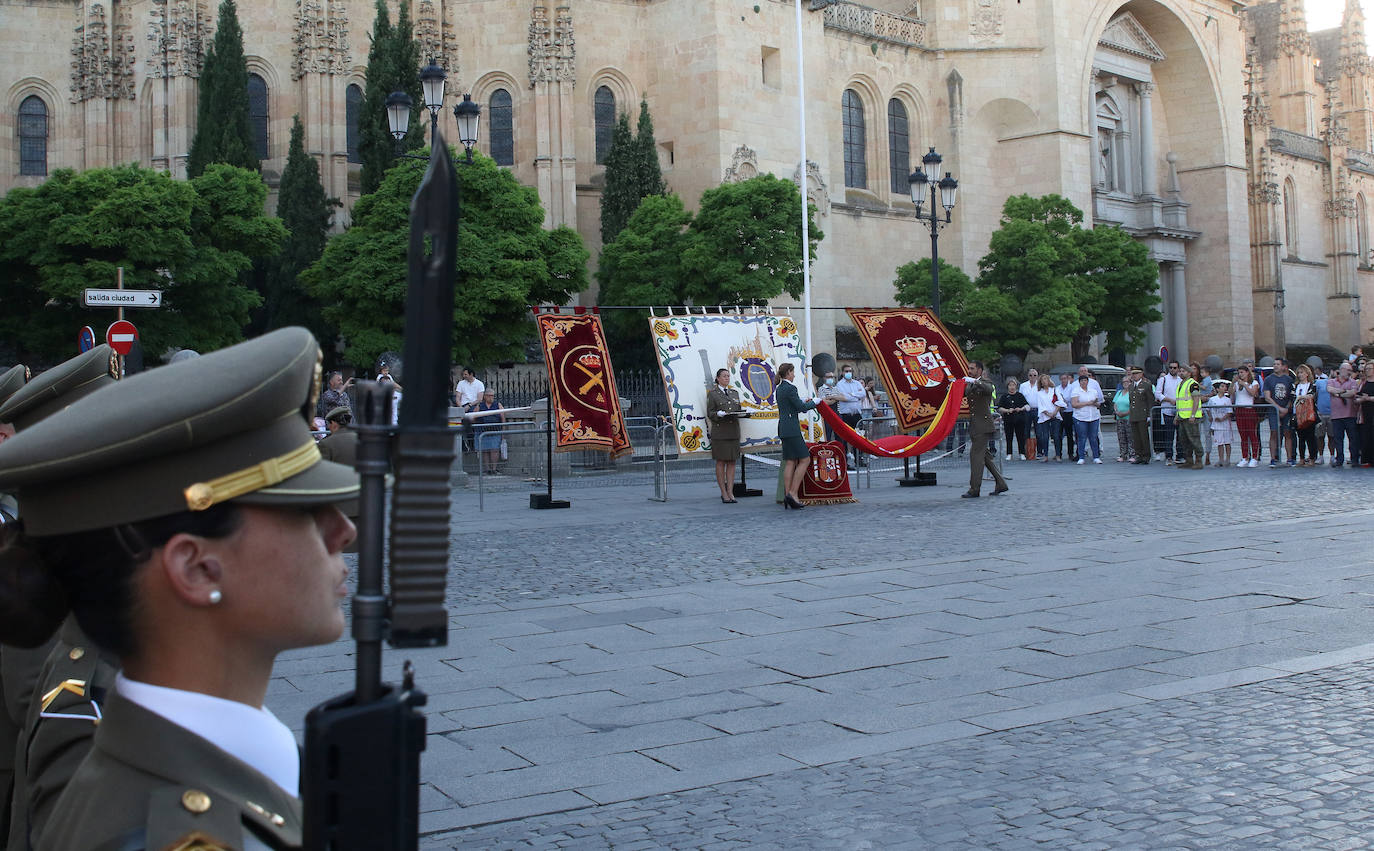 Arriado de la bandera nacional en la Plaza Mayor de Segovia.