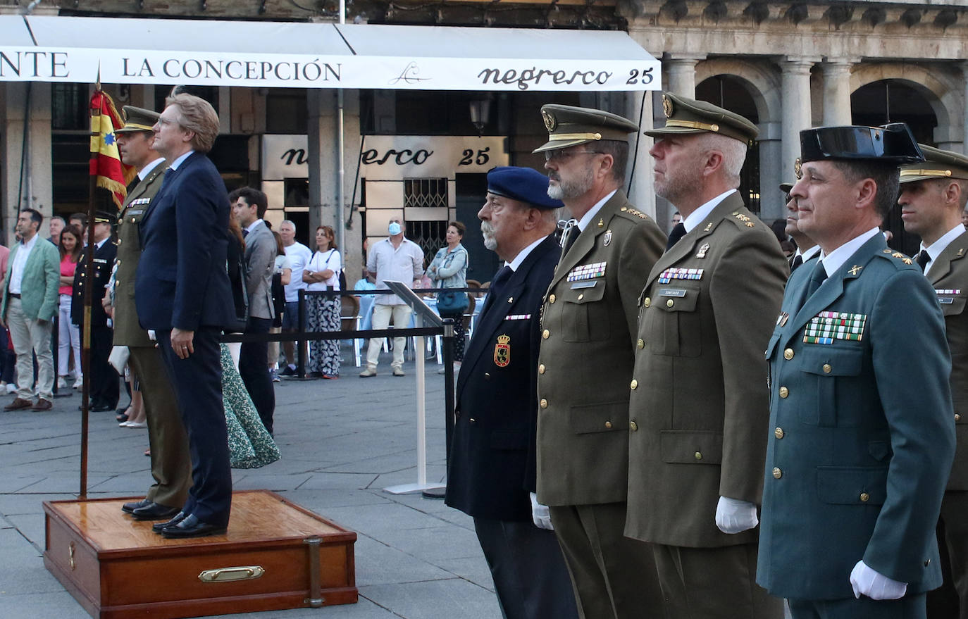 Arriado de la bandera nacional en la Plaza Mayor de Segovia.