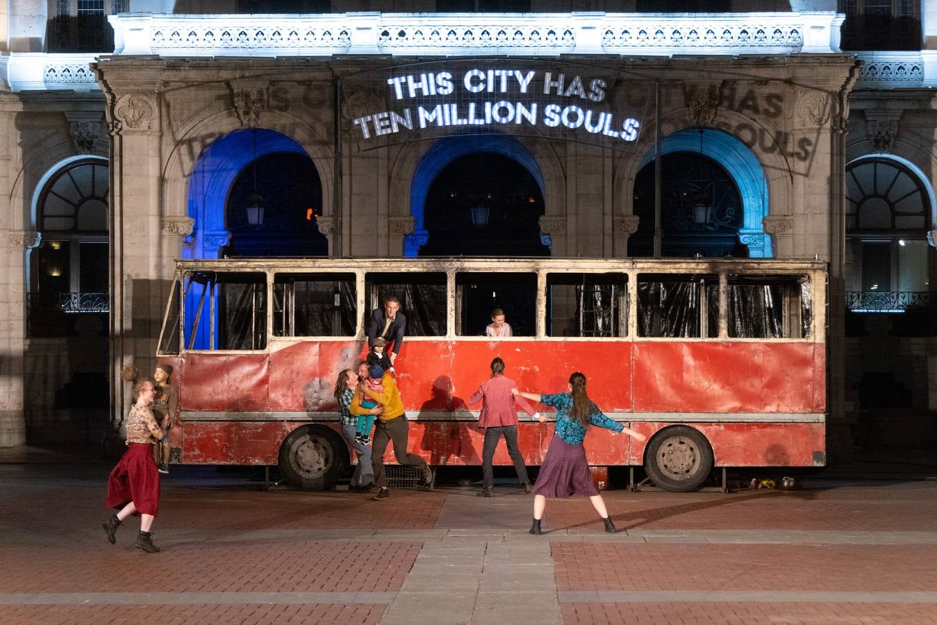 Fotos: La compañía polaca Teatr Biuro Podrozy lleva la guerra a la Plaza Mayor de Valladolid en el Teatro de Calle