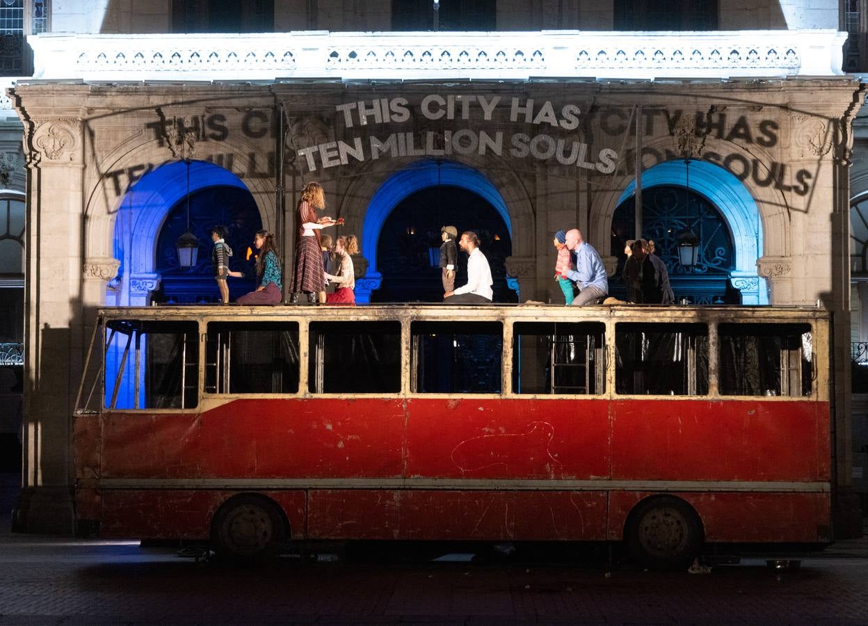 Fotos: La compañía polaca Teatr Biuro Podrozy lleva la guerra a la Plaza Mayor de Valladolid en el Teatro de Calle