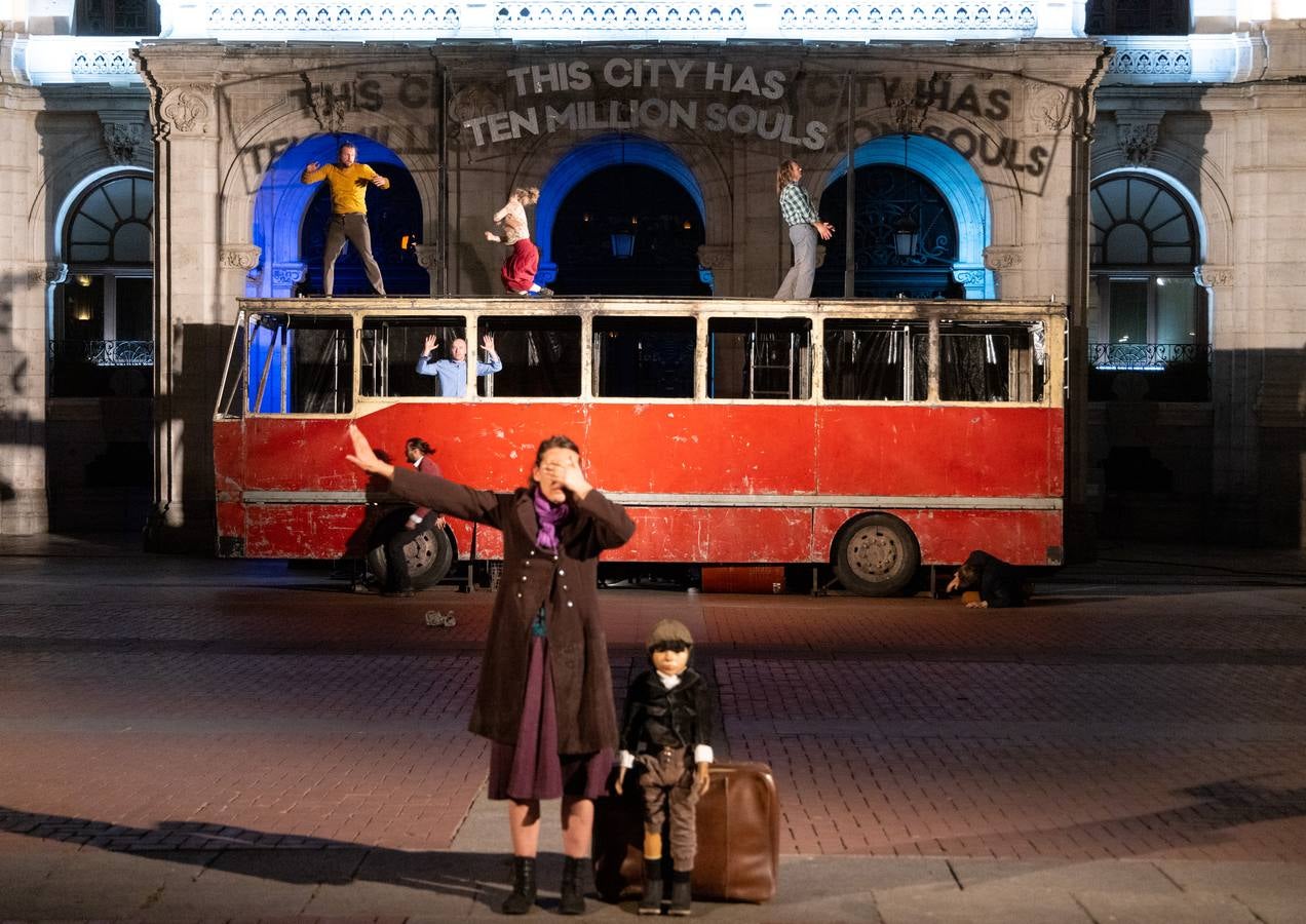 Fotos: La compañía polaca Teatr Biuro Podrozy lleva la guerra a la Plaza Mayor de Valladolid en el Teatro de Calle