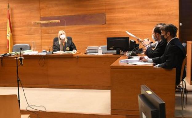 La nulidad de los pinchazos conlleva la suspensión del juicio de la trama de favores contra un guardia civil