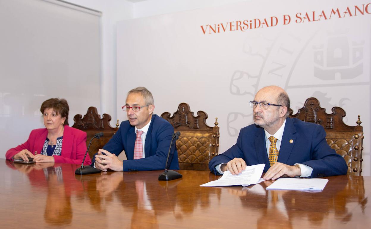 Josefa García Barrado, secretaria general; Ricardo Rivero, rector; vicerrector de Ordenación Académica y Profesorado, David Díez. 
