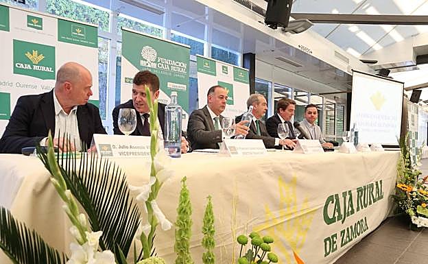Los máximos responsables de Caja Rural de Zamora, en la asamblea de este viernes.
