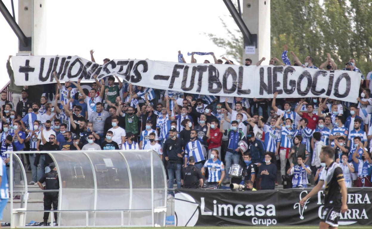 Los seguidores del Deportivo lucieron esta pancarta en apoyo a Unionistas durante la primera vuelta en el Reina Sofía. 