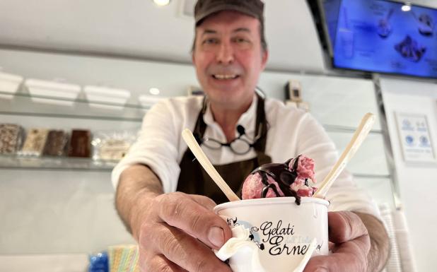 Luis Torío con su helado de cereza amaranta, con leche fresca 