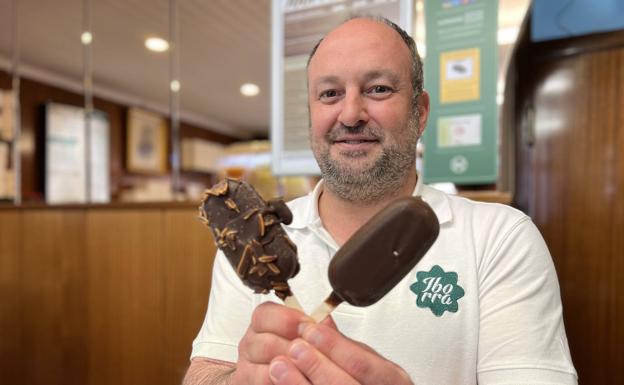 Antonio Iborra con su propuesta de bombón helado. 