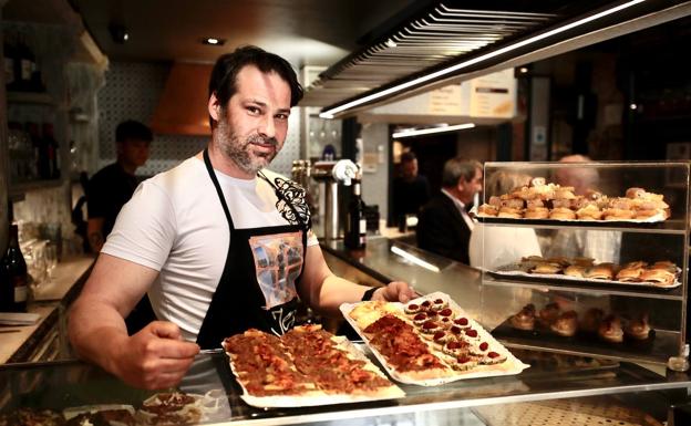 Raúl Blanco, nuevo propietario del restaurante Jero, posa con algunos de los canapés. 