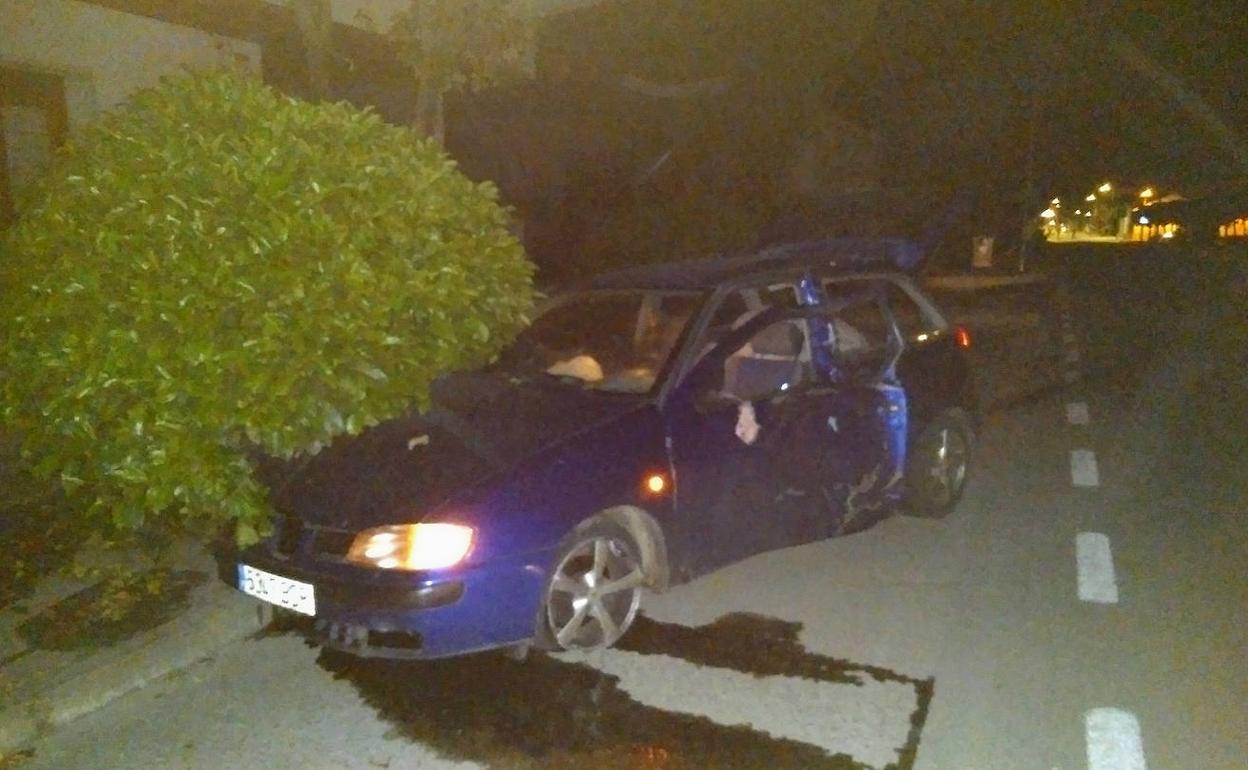 El coche siniestrado en la travesía de Pedrajas de San Esteban. 