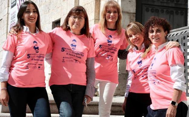 María del Carmen Jiménez, Victoria Soto, Raquel Carracedo, Sonia Bárbaro y Rafaela Romero, con las camisetas para la Carrera de las Mujeres.