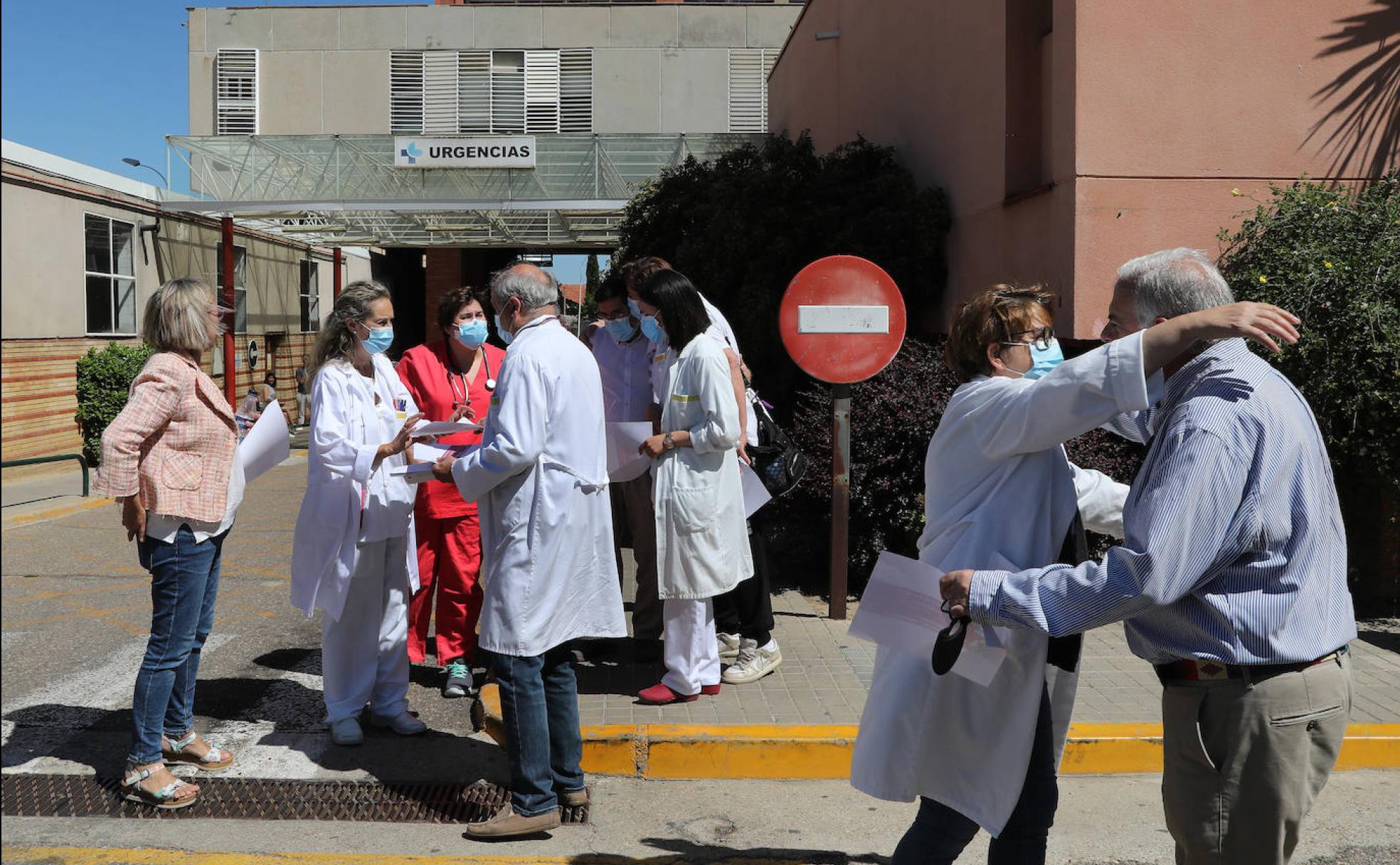 La plantilla de médicos de Urgencias salen a la puerta del servicio para reivindicar la especialidad. 