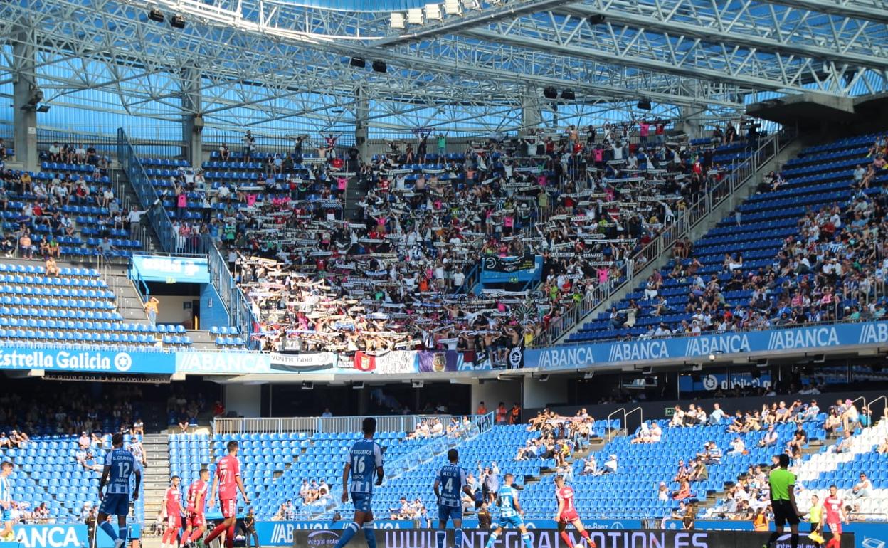 Un momento del partido en Riazor.