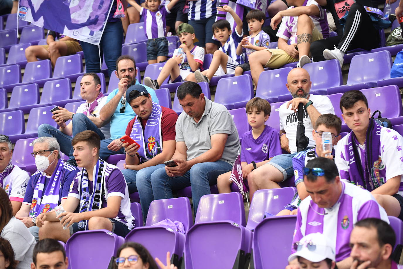 Fotos: Real Valladolid-Huesca. Búscate en la grada (1/8)