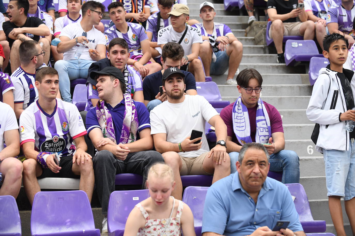 Fotos: Real Valladolid-Huesca. Búscate en la grada (7/8)