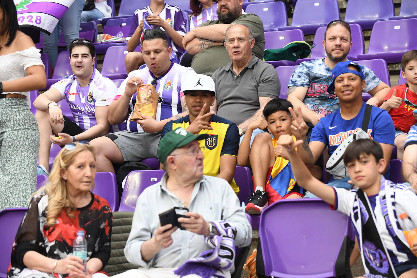 Fotos: Real Valladolid-Huesca. Búscate en la grada (1/8)