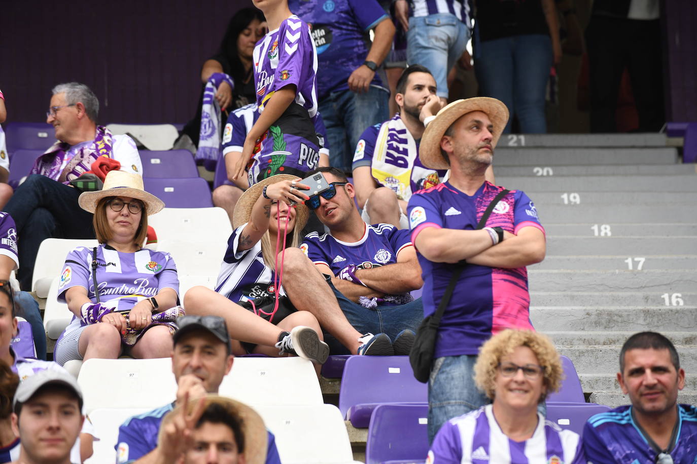 Fotos: Real Valladolid-Huesca. Búscate en la grada (3/8)