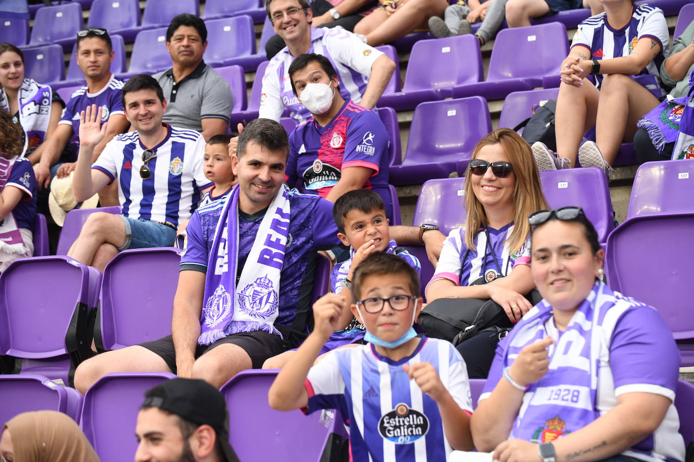 Fotos: Real Valladolid-Huesca. Búscate en la grada (3/8)