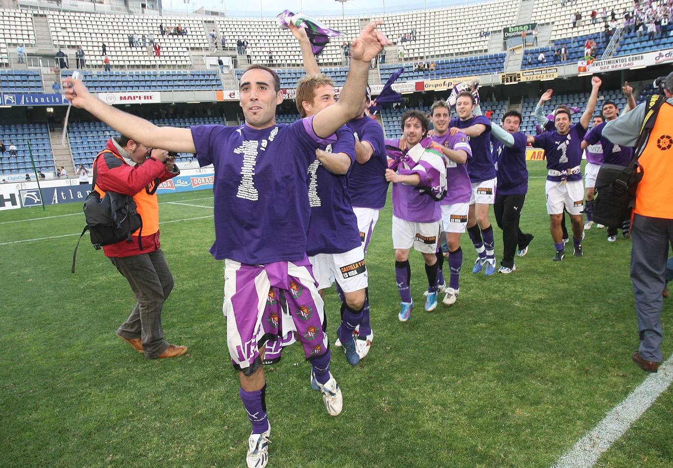 La celebración del ascenso sobre el césped del Heliodoro Rodríguez López de Tenerife.