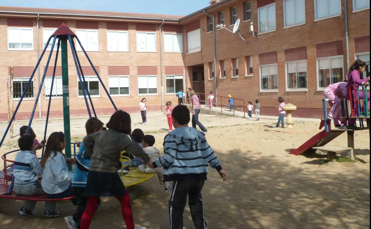 Un grupo de niños en el patio del colegio Padre Hoyos de Torrelobatón. 