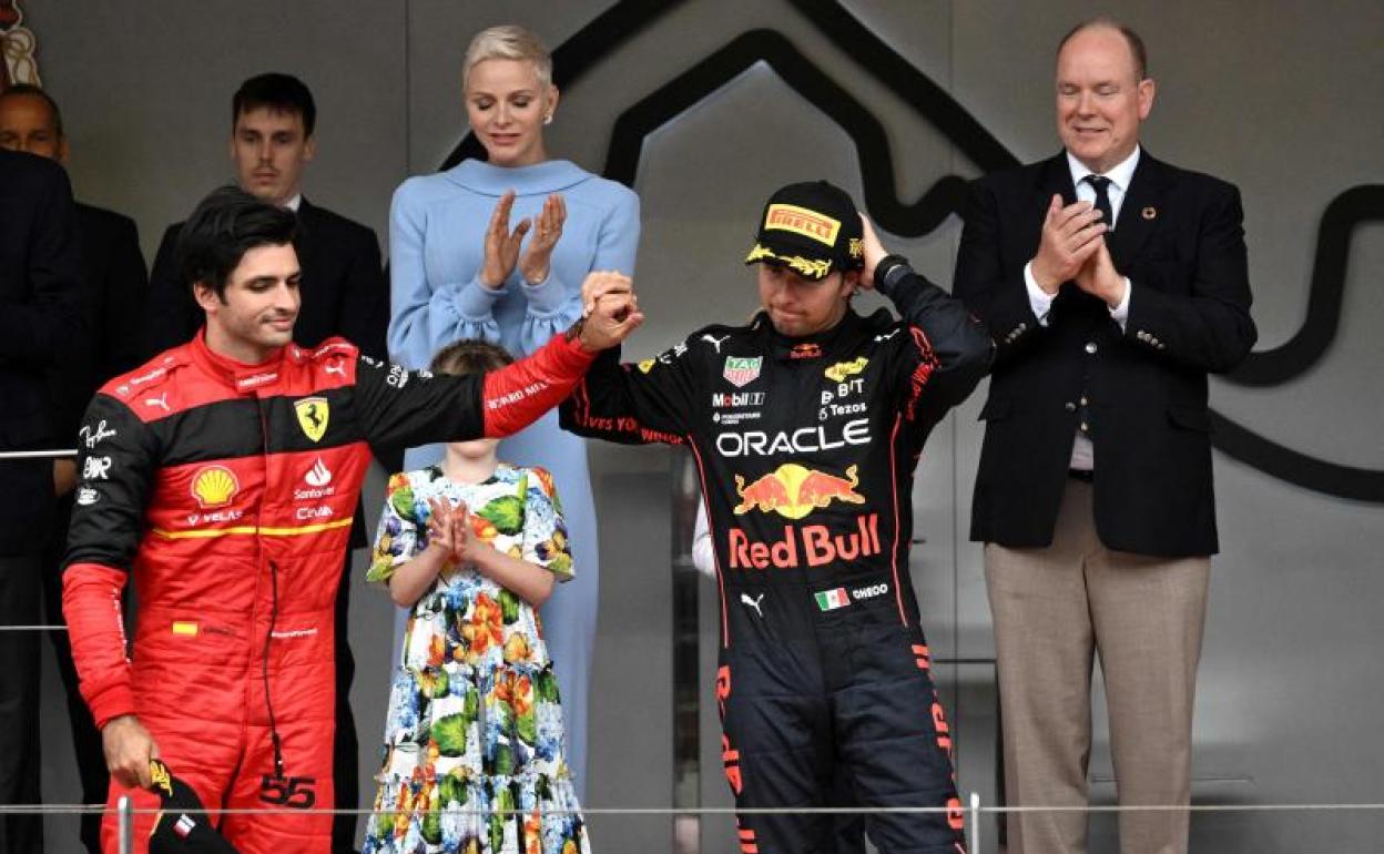 Carlos Sainz felicita a Checo Pérez en el glamuroso podio de Montecarlo. 