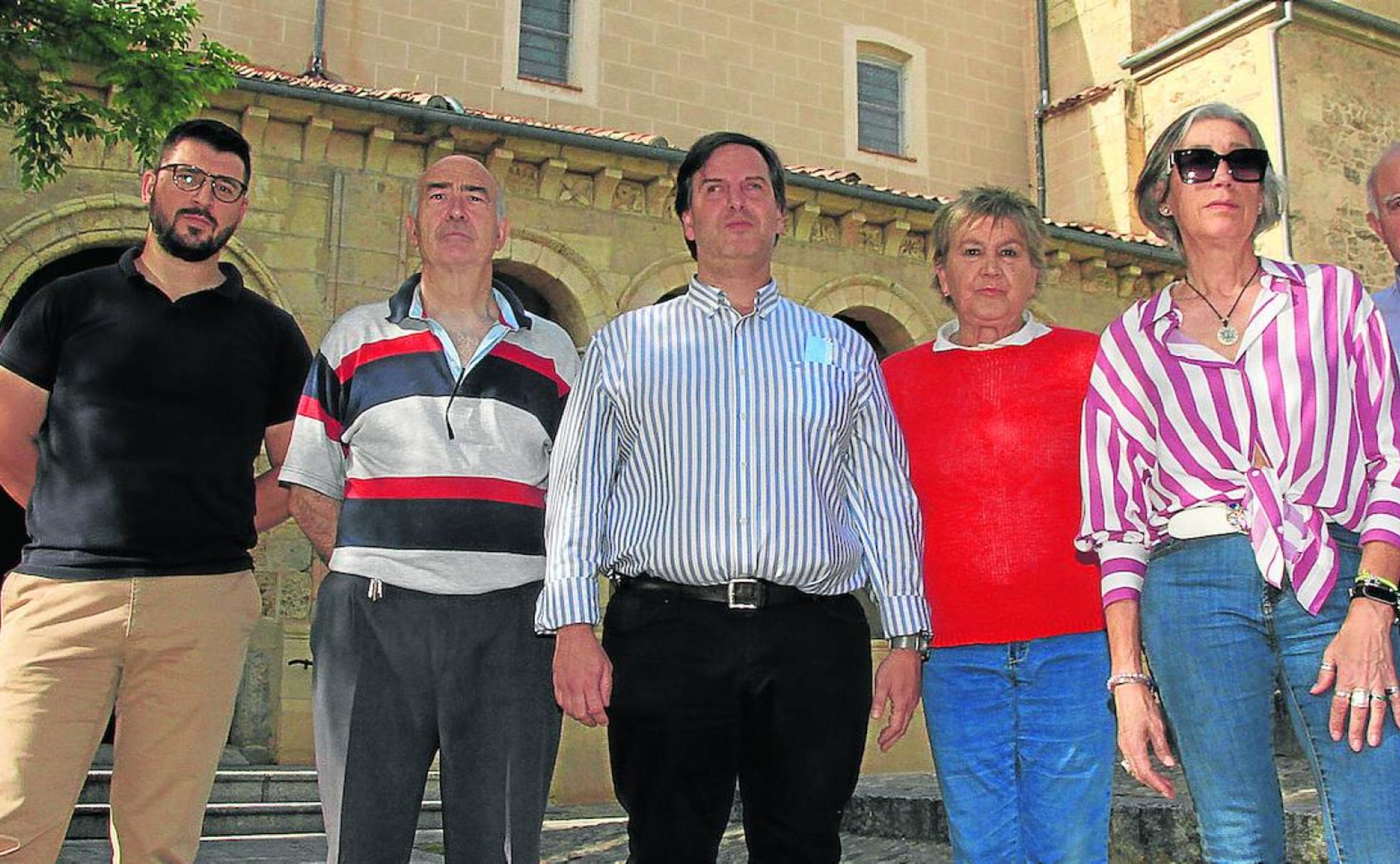 Algunos integrantes de la nueva junta directivade la asociación de vecinos. 