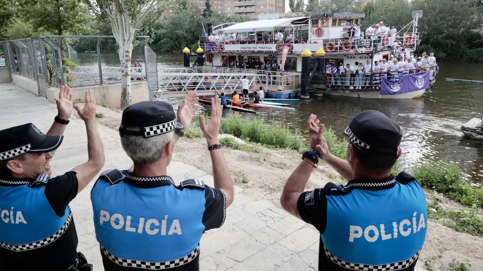 Valladolid se tiñe de blanco y violeta para festejar el ascenso del Pucela (1/2)