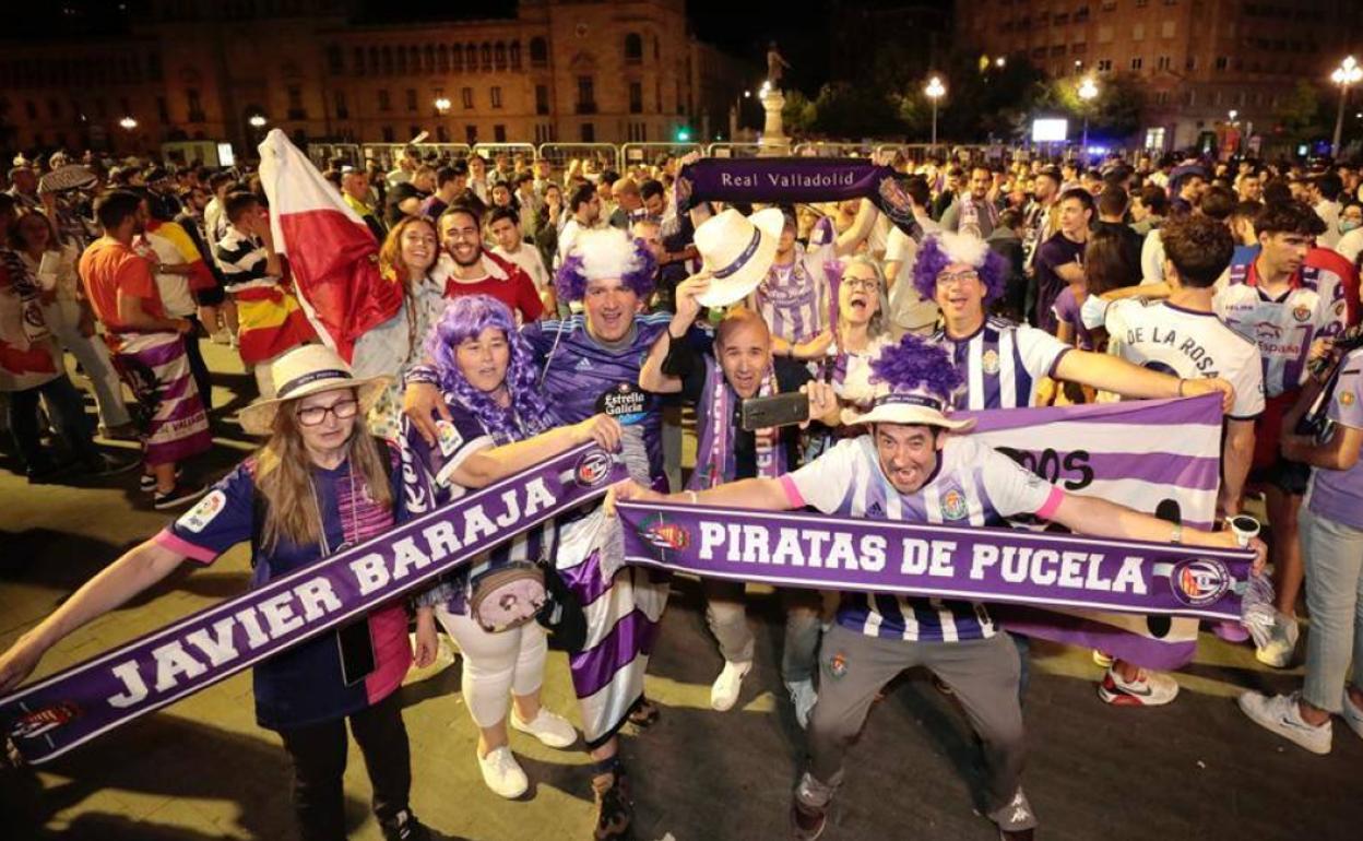 Celebración en la fuente de Zorrilla el domingo por la noche. 