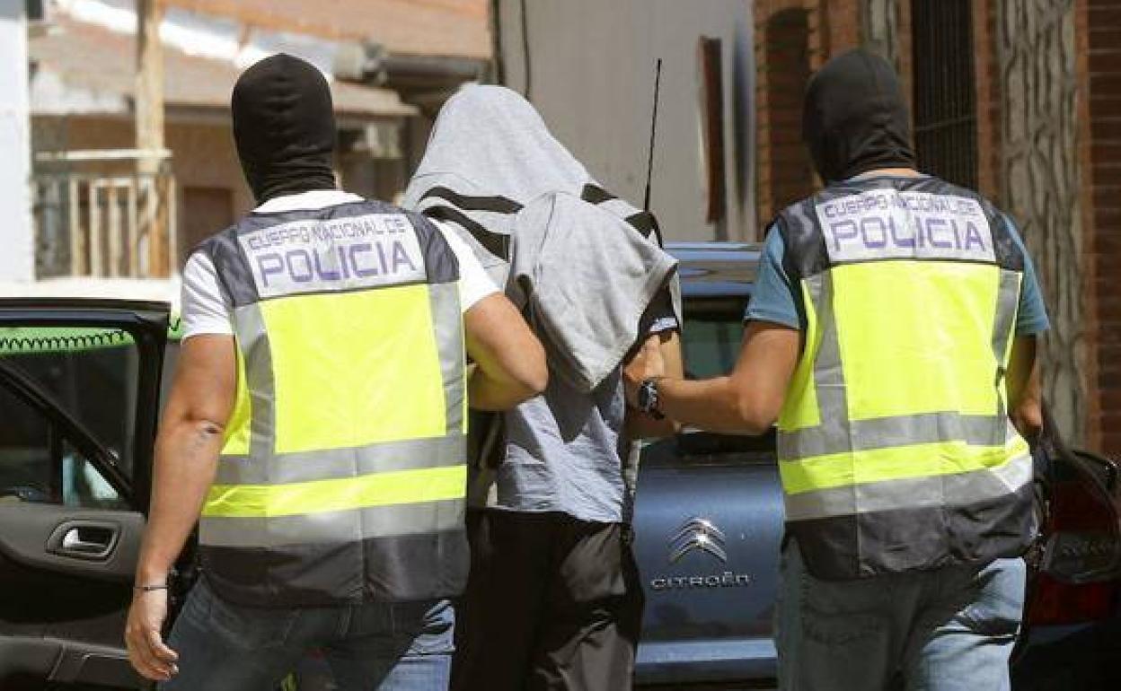 Los policías nacionales conducen al detenido en Valladolid. 