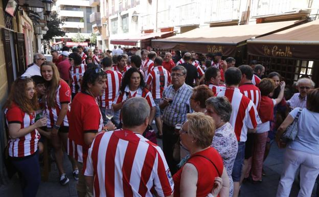 Aficionados del Athletic Club por las calles de Valladolid horas antes de un partido en el estadio Zorrilla.