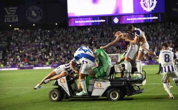 Y la camilla tornó en 'pacheneta' en la celebración del ascenso