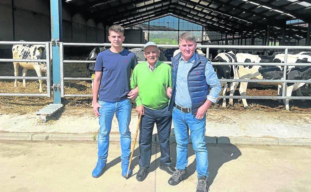 Las tres generaciones (David Álvarez, Eutiquio Álvarez y Carmelo Álvarez) de la Ganadería Tezanillos. 