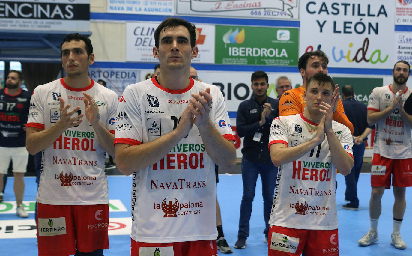 Jugadores del Nava aplauden a su afición tras el partido.