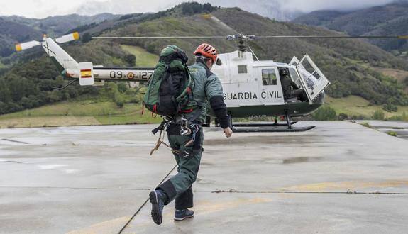 Un miembro del Grupo de Rescate e Intervención en Montaña (CREI;) de la Guardia Civil 