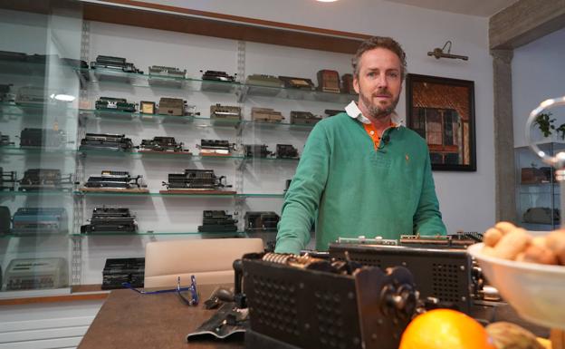 El coleccionista Manuel Moríñigo muestra algunas de las máquinas que tiene en su casa.
