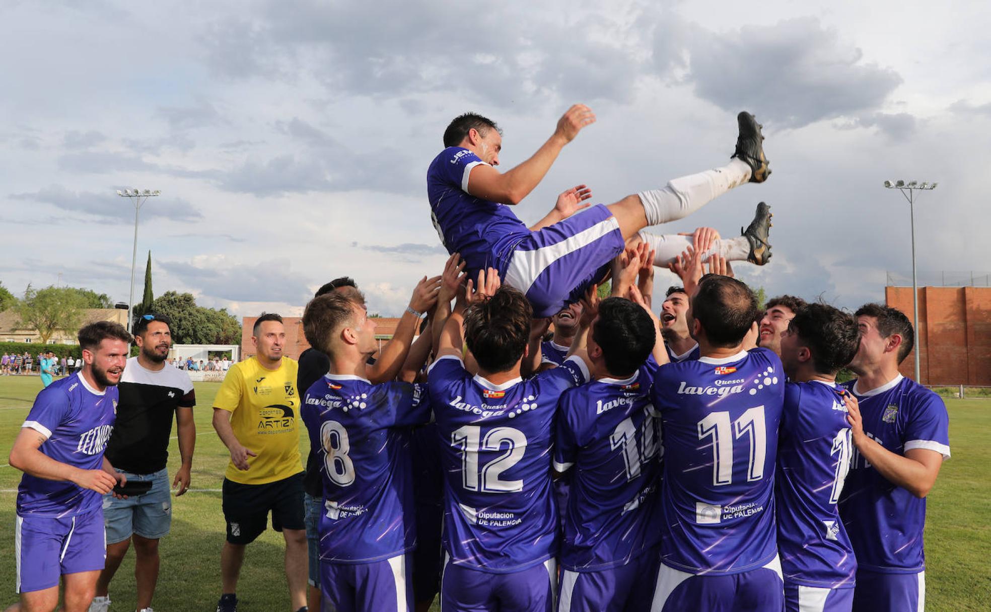 Melero es manteado por sus compañeros tras su último partido con el equipo. 