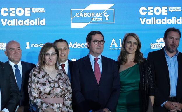 Jesús Julio Carnero, Maria Paz Robina, Conrado Íscar, Antonio Garamendi, Ángela de Miguel y Óscar Puente.