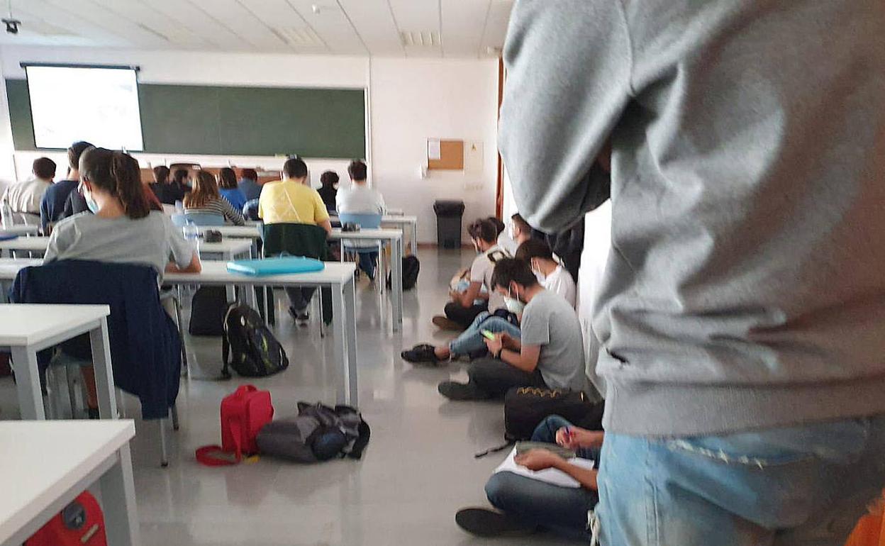 Estudiantes apiñados en el Aulario de la UVA en Valladolid.