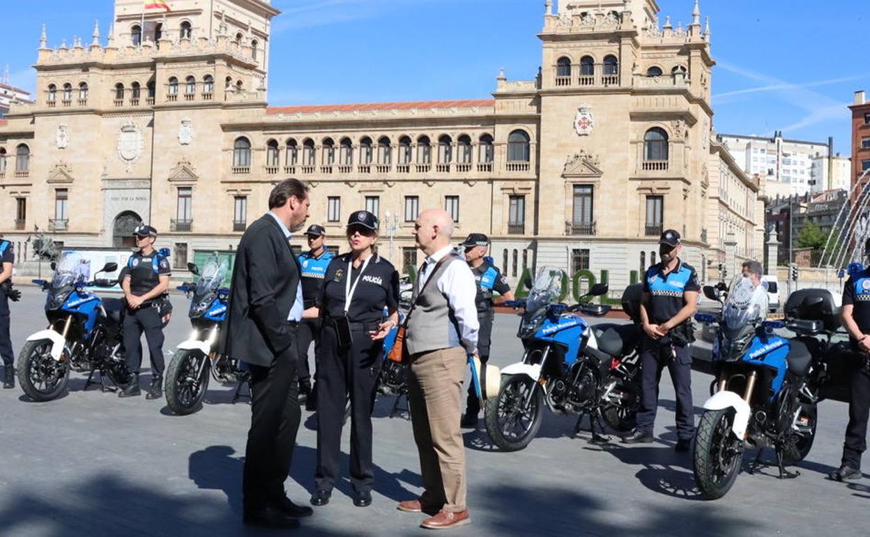 El alcalde charla con la intendente jefe de la Policía Municipal, Julia González, y con el concejal Alberto Palomino durante la presentación de las nuevas motos. 