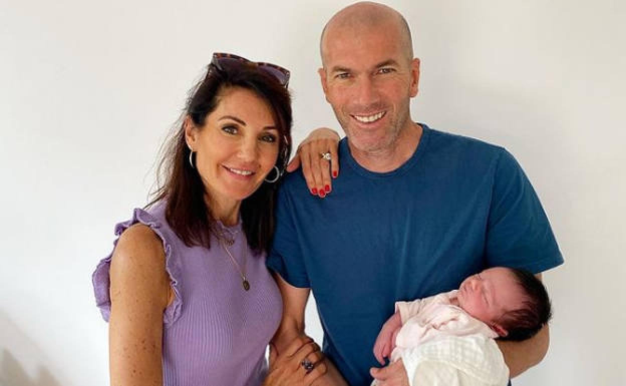 Zidane con su esposa y su nieta Sia, recién llegada. 