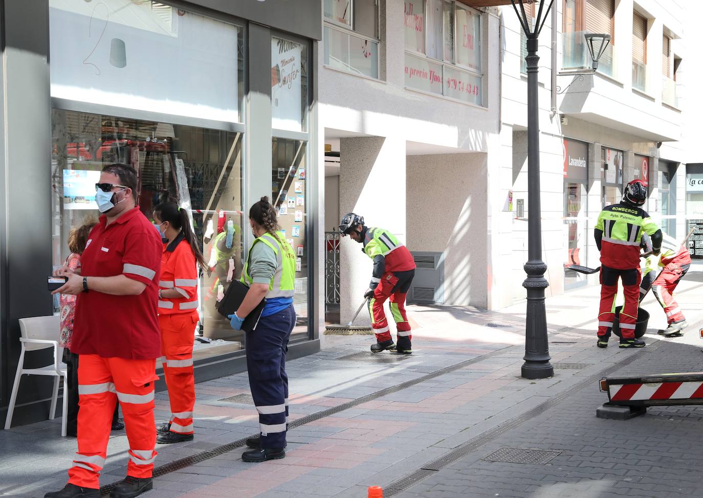 Susto en pleno centro al desprenderse una cristalera de un segundo piso