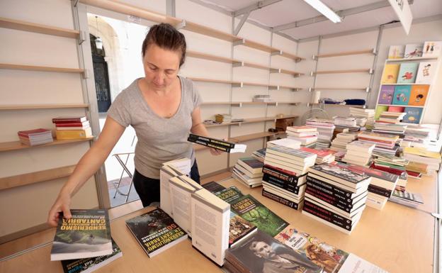 Imagen principal - Preparativos para la Feria del libro de Valladolid. 