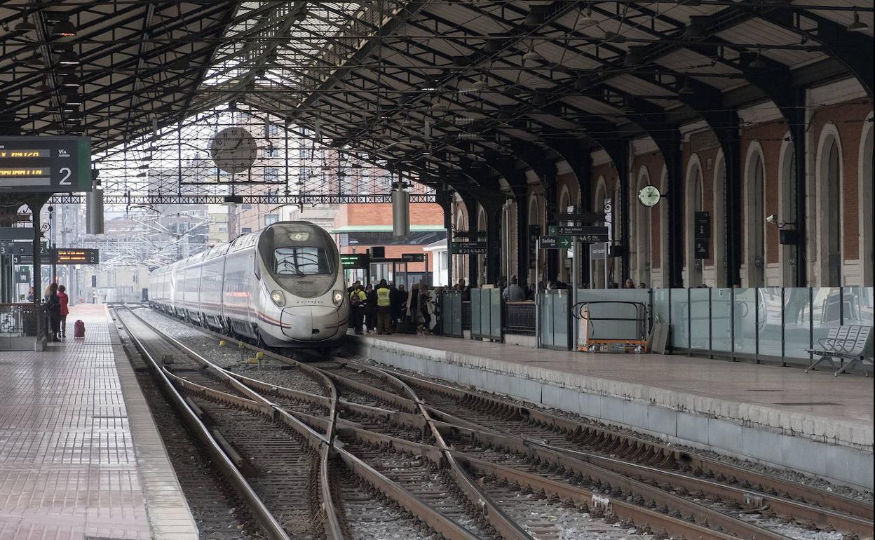 Un tren llega a la estación de Valladolid