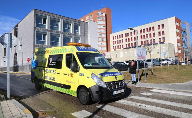 Fallece un motorista al caer y chocar con una farola en la salida de Palencia