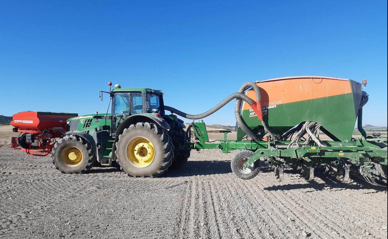 Un agricultor fertiliza sus tierras en un pueblo de Valladolid. 