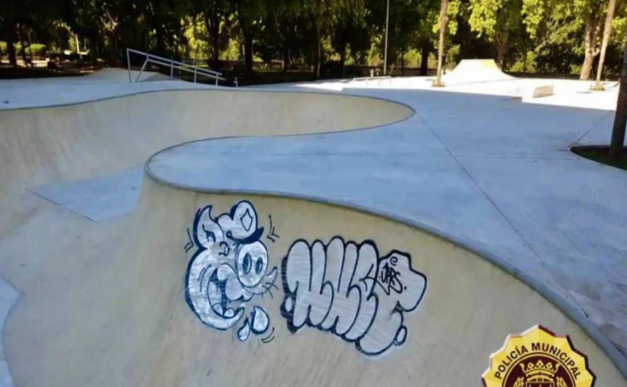 Pintadas de los grafiteros en la pista de skate del parque de las Moreras. 