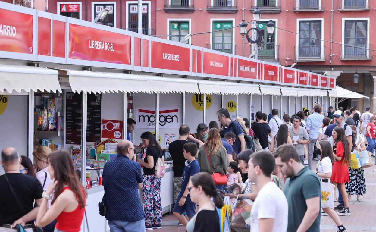 Varios de los visitantes a la Feria del Libro de Valladolid, este viernes a media tarde. 