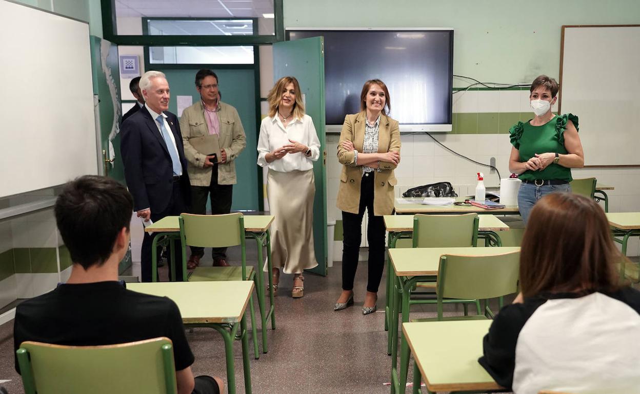 La consejera Rocío Lucas en su visita al instituto Galileo. 