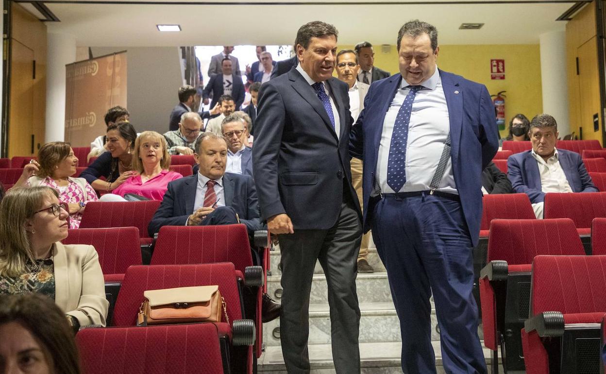 El consejero de Economía y Hacienda, Carlos Fdez. Carriedo, presenta a los empresarios de Salamanca las medidas de apoyo económico de la Plataforma Financiera. En la imagen junto al presidente de la cámara Benjamín Crespo