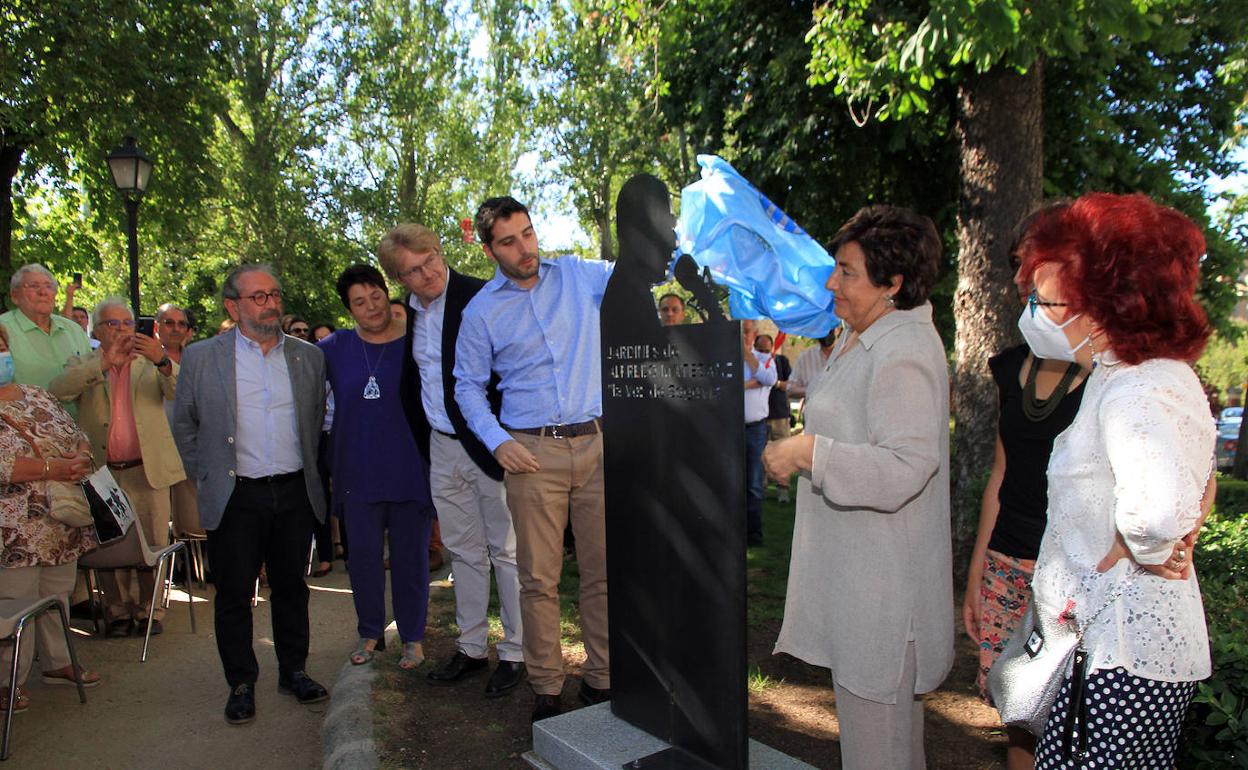 Familiares y autoridades descubren una placa con el nombre de Alfredo Matesanz. 